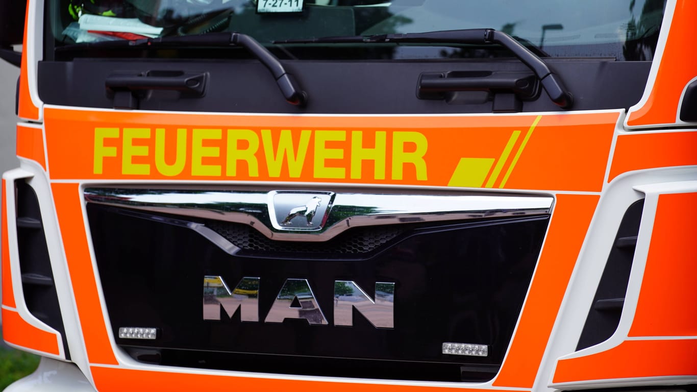 Symbolbild / Themenbild: Feuerwehr, Rettungsdienst, Polizei, Blaulicht. Feuerwehr, Rettungsdienst, Polizei, Blaulicht, Einsatz,Niedersachsen, Hannover, Blaulicht, Notfall, Feuer, Brand, Notruf, Einsatzstelle, Hilfe, Notarzt, NEF, Notarzteinsatzfahrzeug, Notarzteinsatz, Einsatz, Feuerwehr, Arzt, Rettungswagen, RTW, Krankenhaus, Berufsfeuerwehr, 112, Blaulicht, Einsatzfahrt, Erste Hilfe, Europa, Deutschland, Unfall, Medizinischer Notfall, Fahrzeug, N