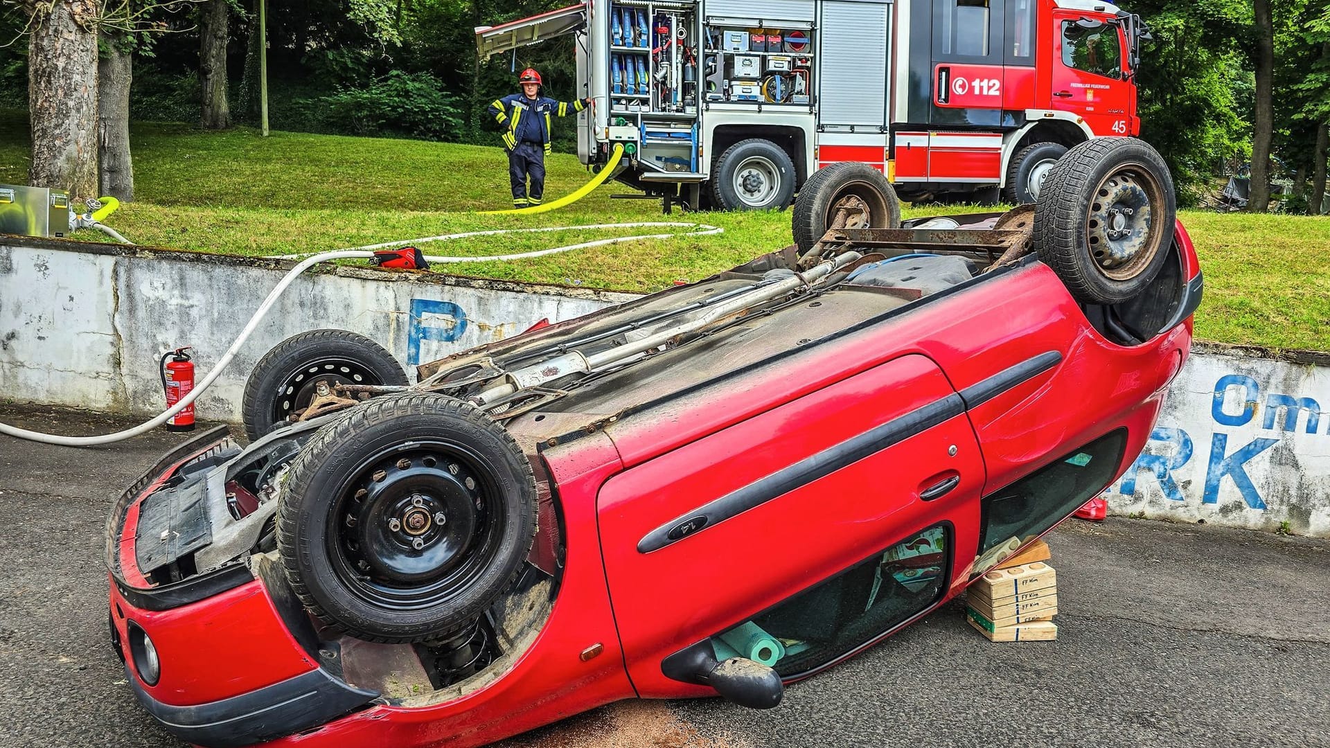 Auto einer Frau landet nach Wendemanöver auf Dach