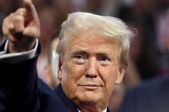 Trump bei dem Republikaner-Kongress am Montag – mit einem riesigen Pflaster auf dem Ohr.