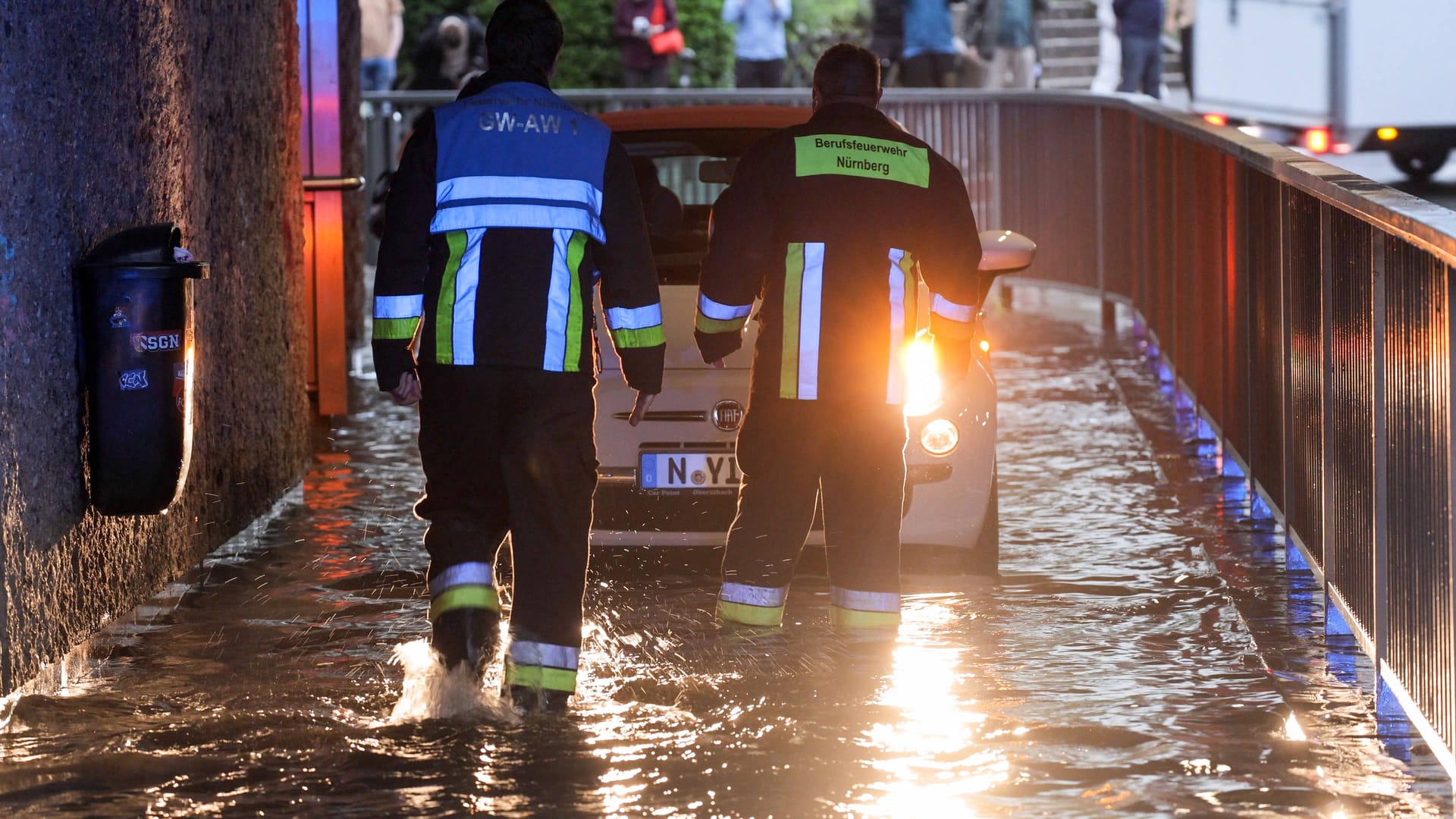 Gewohntes Bild bei starken Regenfällen (Archivbild): Erneut sind in Nürnberg Unterführungen vollgelaufen.