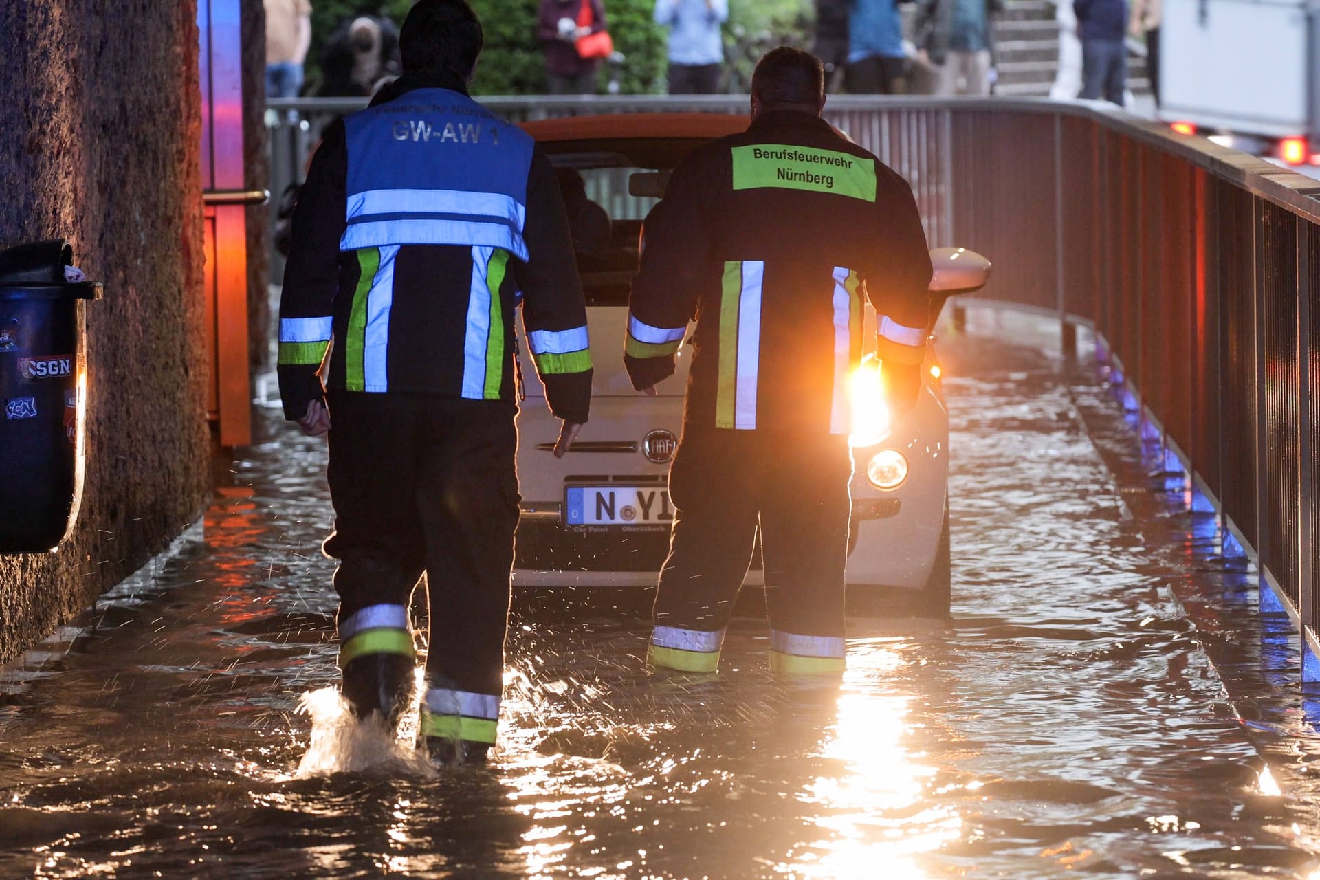 Gewohntes Bild bei starken Regenfällen (Archivbild): Erneut sind in Nürnberg Unterführungen vollgelaufen.