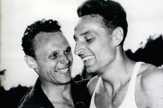 Jozef Szmidt (rechts) nach seinem Rekordsprung: Der Olympiasieger ist im Alter von 89 Jahren gestorben.