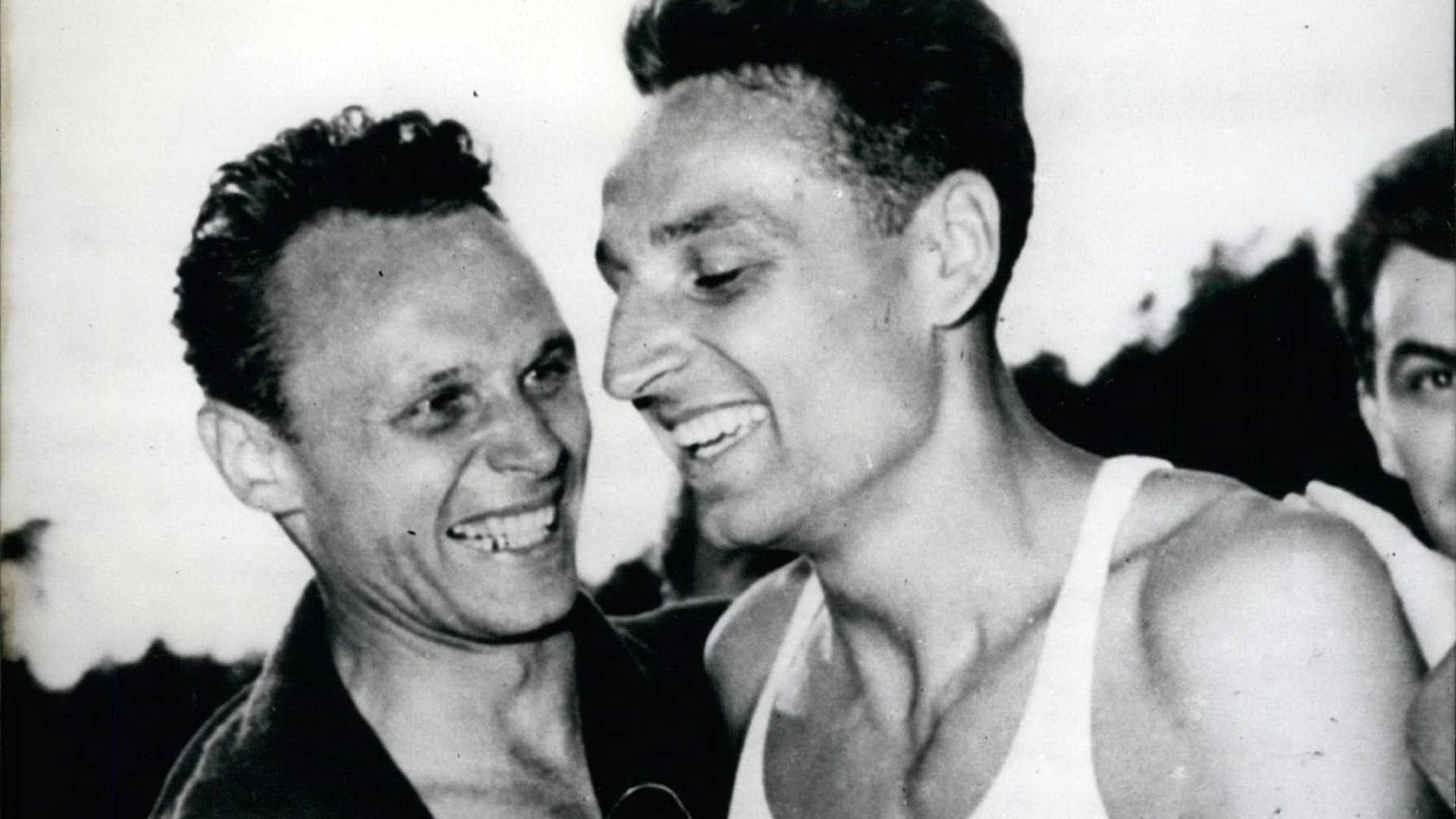 Jozef Szmidt (rechts) nach seinem Rekordsprung: Der Olympiasieger ist im Alter von 89 Jahren gestorben.