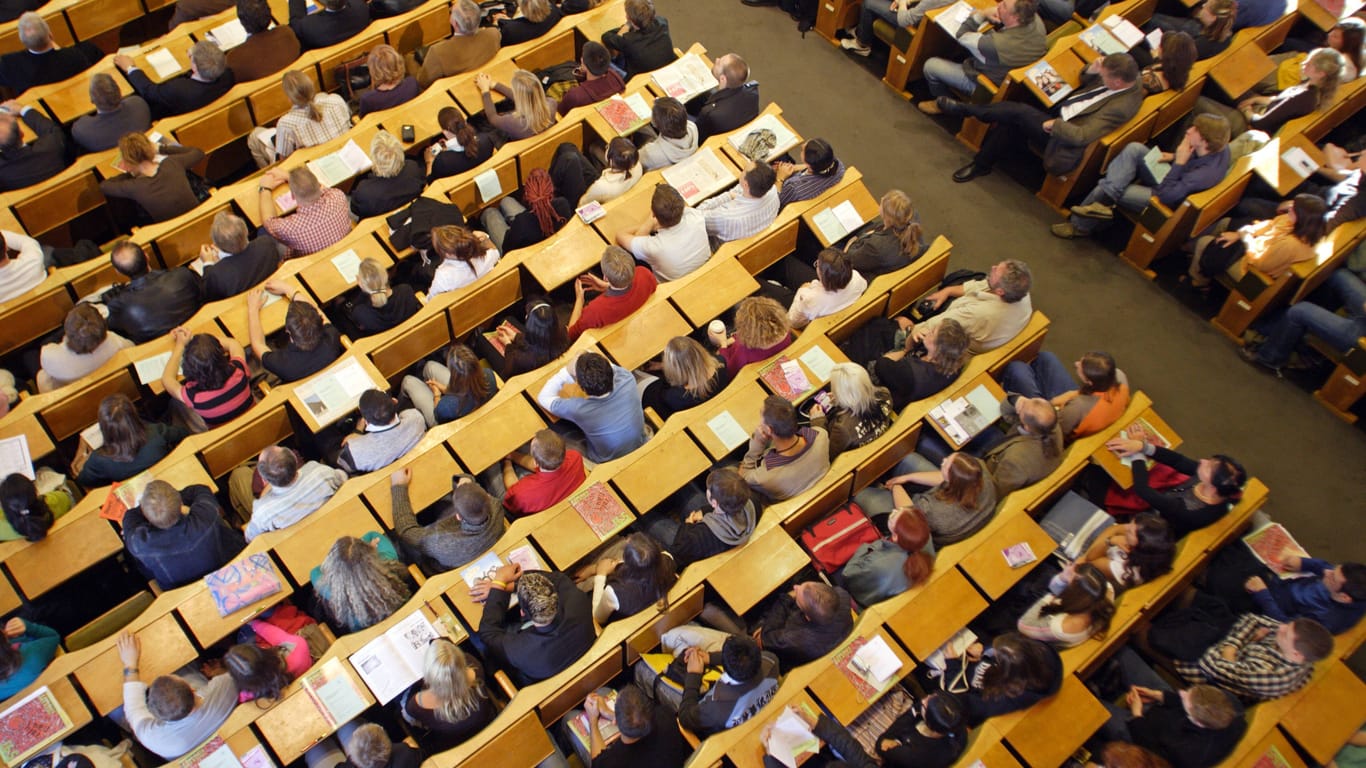 Studenten während einer Vorlesung an der Humboldt-Universität (Symbolfoto): Ein Professor soll freigestellt worden sein.