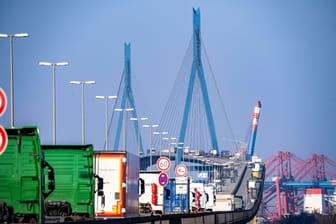 Verkehr auf der Köhlbrandbrücke: Am Wochenende ist die wichtige Verkehrsachse im Hamburger Hafen dicht.