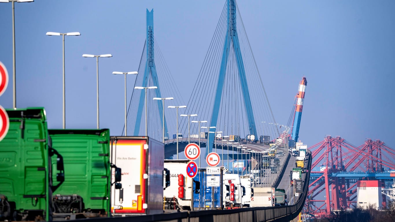 Verkehr auf der Köhlbrandbrücke: Am Wochenende ist die wichtige Verkehrsachse im Hamburger Hafen dicht.