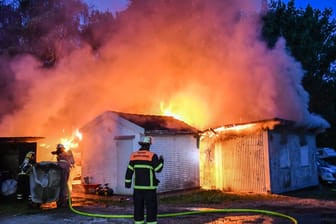 Hamburg-Billstedt: Ein mutmaßlicher Brandstifter soll zwei Lagerräume einer Kfz-Werkstatt angezündet haben.