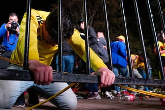 Niedergeschlagener kolumbianischer Fan (Symbolbild): Bei Schlägereien in Kolumbien kamen fünf Menschen ums Leben.