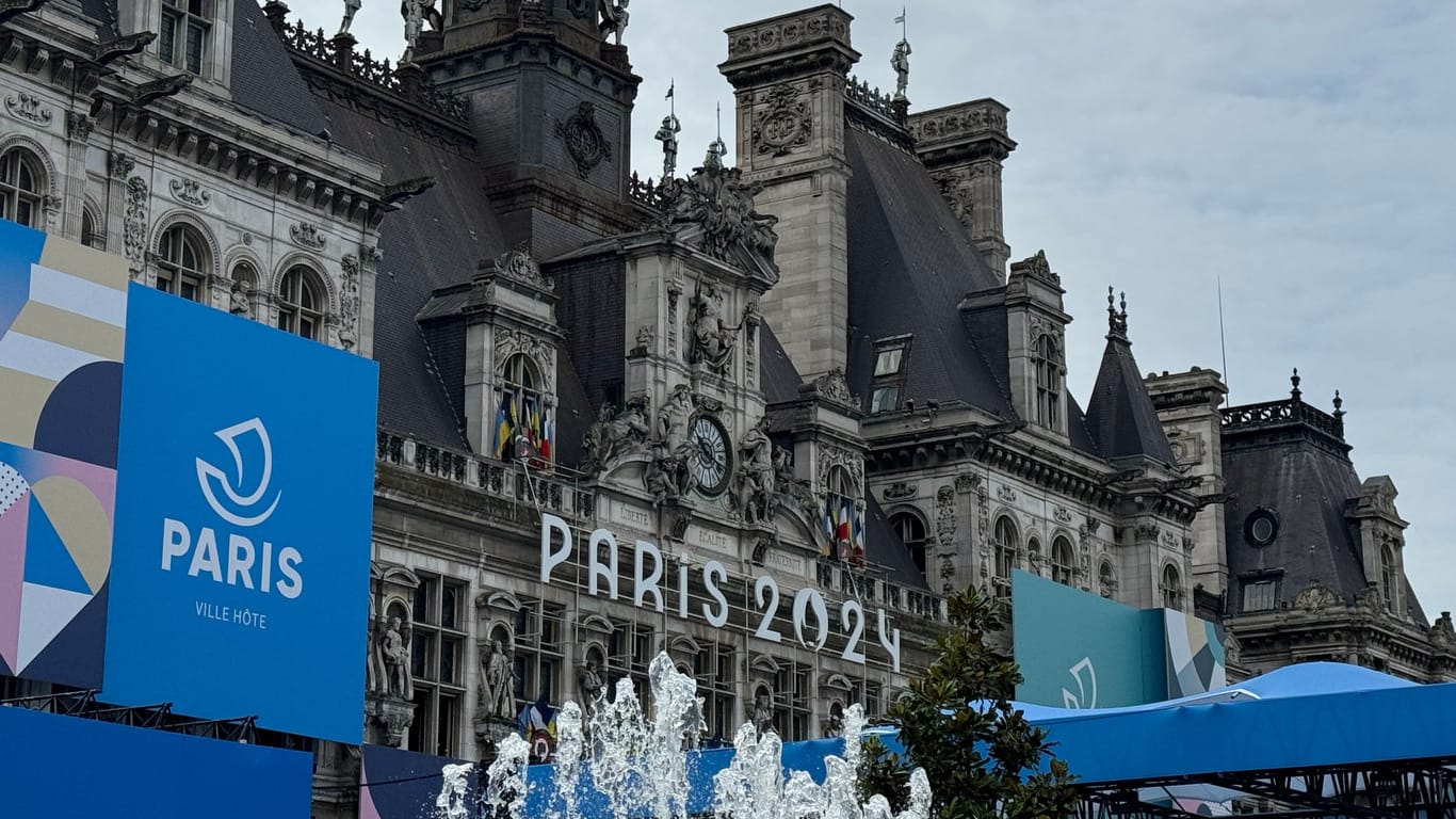 Hôtel de ville de Paris: Hier sind die olympischen Ringe gut sichtbar schon von Weitem zu sehen.