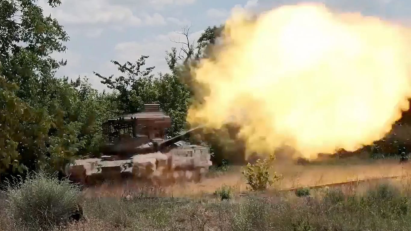 Ein russischer Panzer feuert eine Salve ab (Archivbild): Nach ukrainischen Angaben ist ein massiver Angriff russischer Streitkräfte abgewehrt worden.