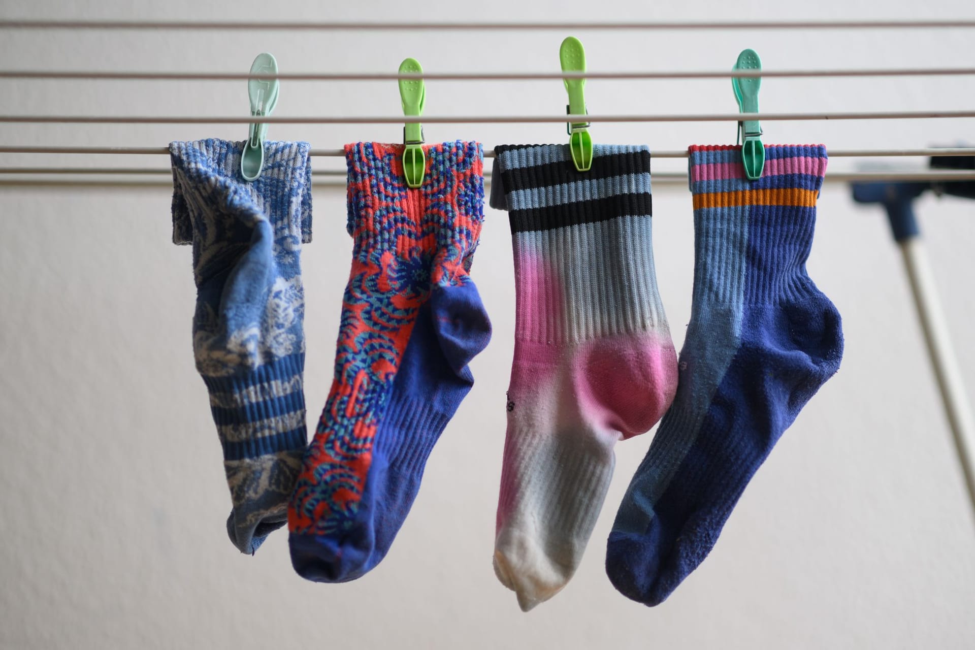 Socken auf einem Wäscheständer