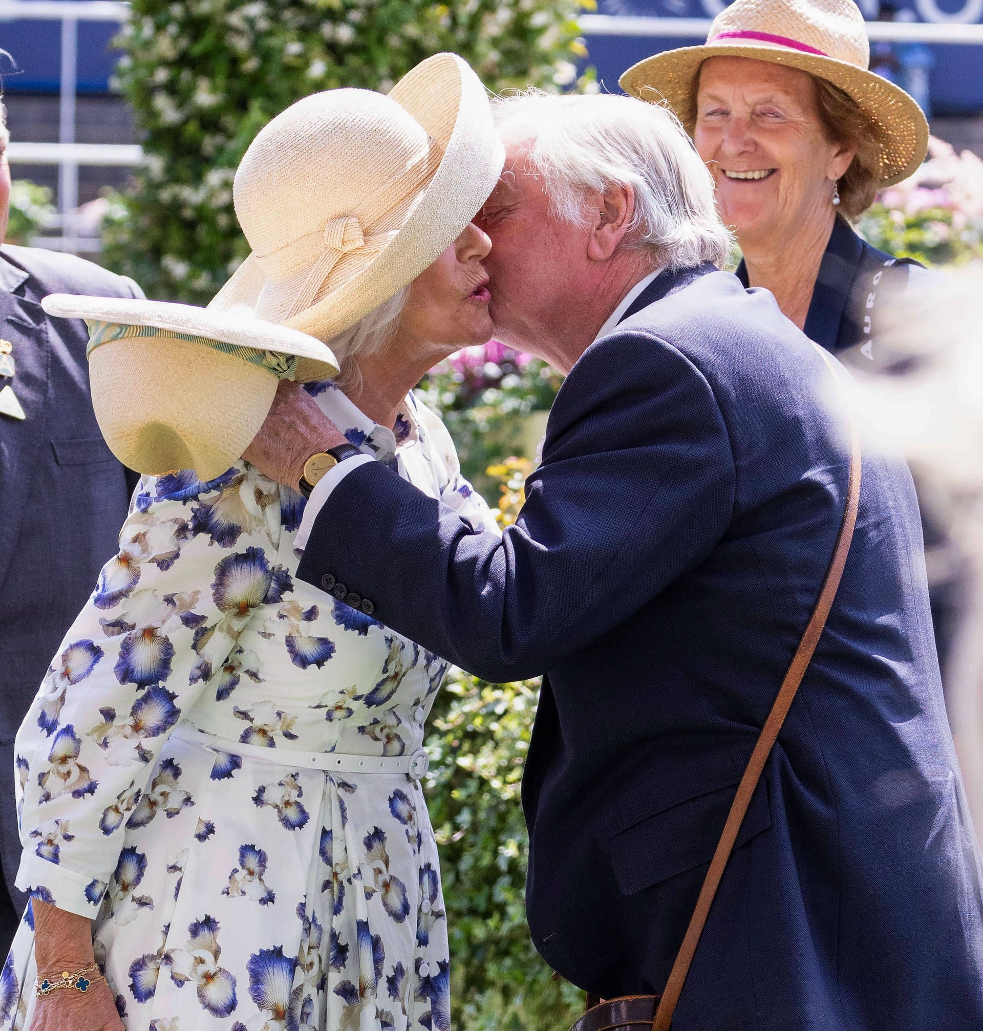 Königin Camilla und Andrea Parker Bowles begrüßen sich beim Pferderennen.