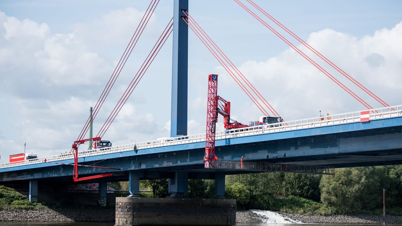 Bauprüfer kontrollieren die Norderelbbrücke (Archivbild): Am Freitag kommt es zu Behinderungen auf Norderelbbrücke in Richtung Lübeck.