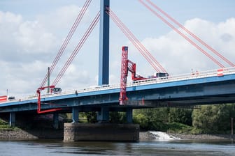 Bauprüfer kontrollieren die Norderelbbrücke (Archivbild): Am Freitag kommt es zu Behinderungen auf Norderelbbrücke in Richtung Lübeck.