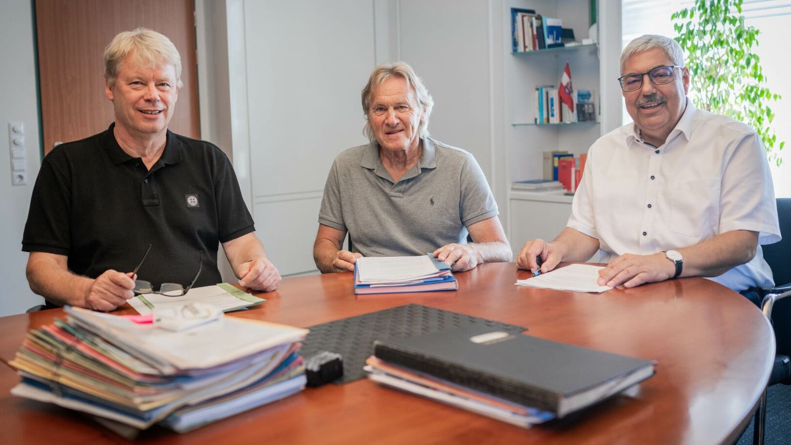 Wirtschaftsreferatsleiter Ralf Meyer, Investor Lüder Kastens und Oberbürgermeister Melf Grantz (v.l.) beim gemeinsamen Arbeitsgespräch.