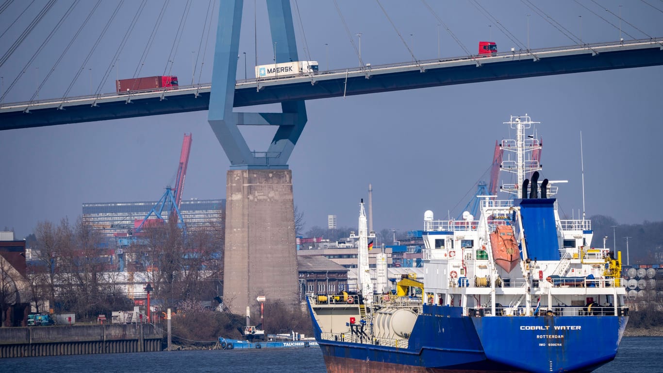Die Köhlbrandbrücke im Hamburger Hafen (Archivbild): Ein Ersatz könnte schon viel früher fertig werden, als der Senat plant.