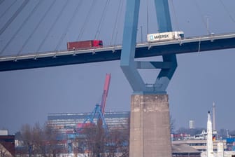 Die Köhlbrandbrücke im Hamburger Hafen (Archivbild): Ein Ersatz könnte schon viel früher fertig werden, als der Senat plant.