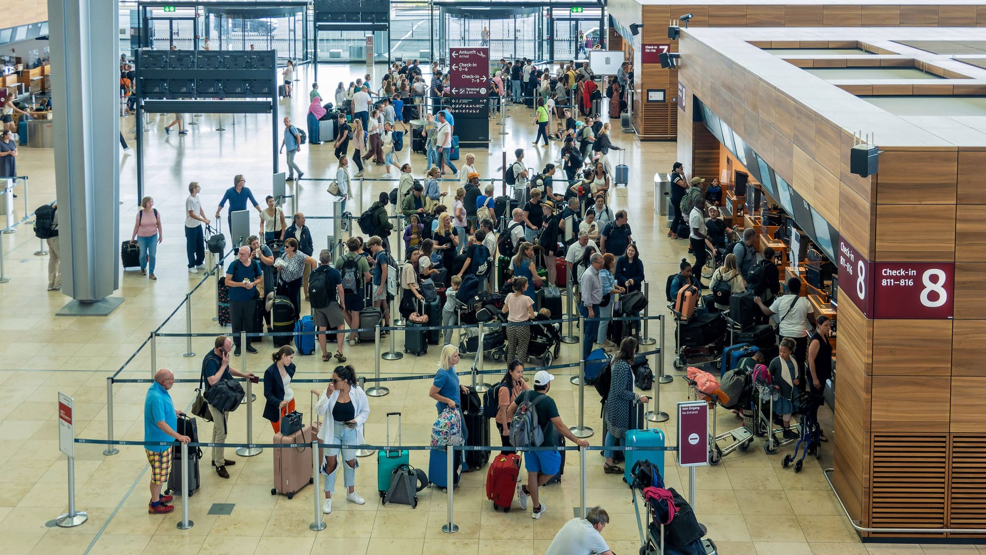 Flughafen BER (Archivbild): Der Airport hat Tipps für Reisende herausgegeben.