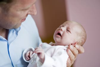 Vater mit Neugeborenem (Symbolfoto): In Dortmund hat ein Verfahren wegen der Misshandlung von Schutzbefohlenen begonnen.