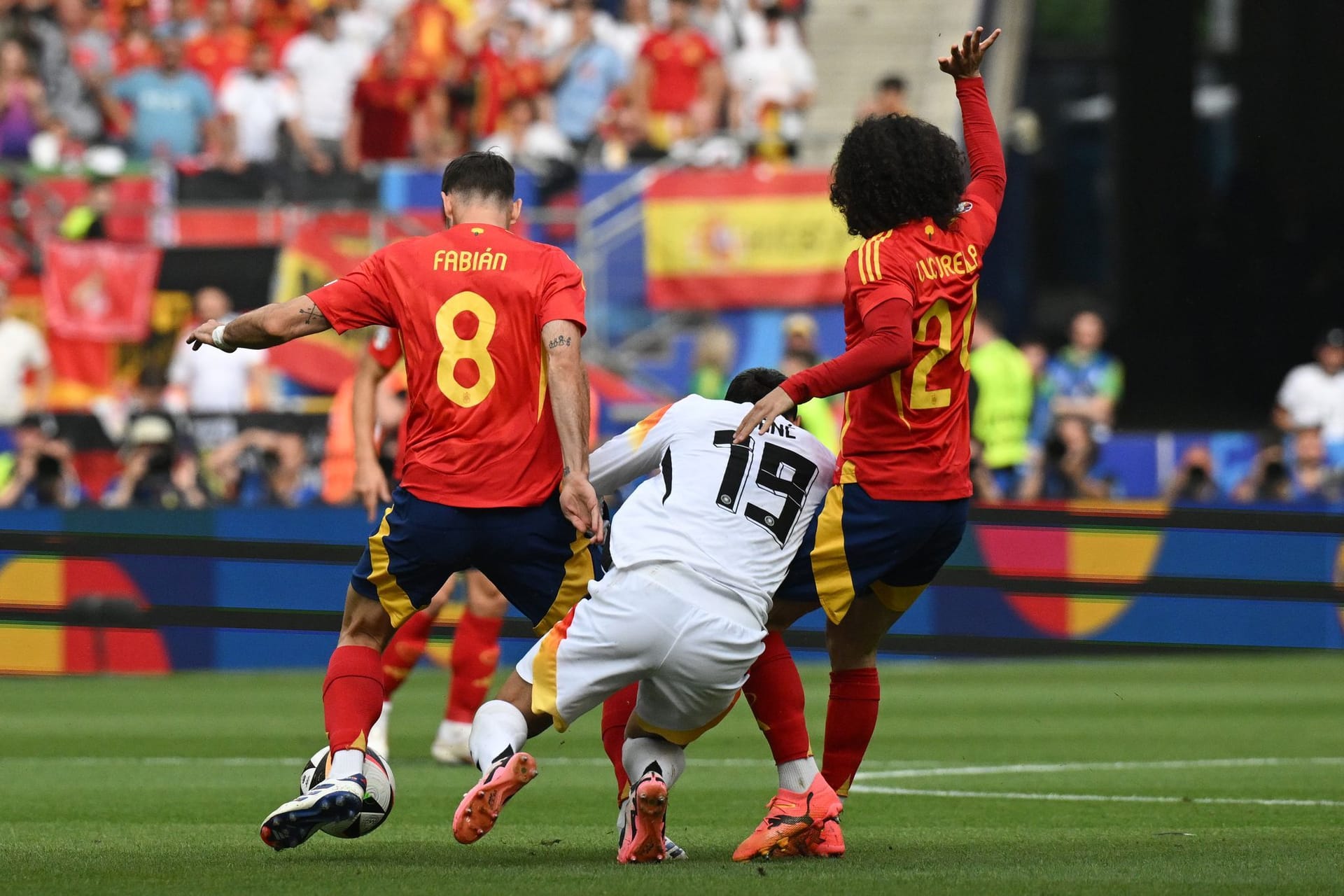 Leroy Sané (M.) wird von Spaniens Fabian Ruiz (l.) und Spaniens Marc Cucurella attackiert.