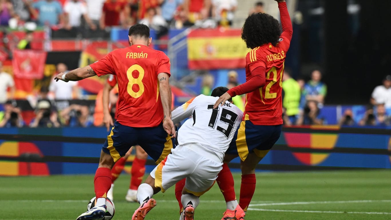 Leroy Sané (M.) wird von Spaniens Fabian Ruiz (l.) und Spaniens Marc Cucurella attackiert.