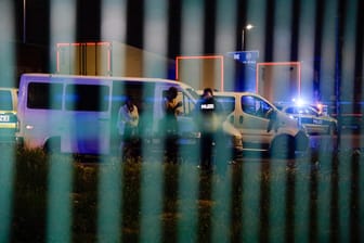 Großeinsatz nach Massenschlägerei: Am späten Samstagabend kam es auf einem Rastplatz auf der A3 höhe Bad-Weilbach zu einer Massenschlägerei. Umgehen wurden Kräfte der Polizei, des Rettungsdienstes sowie der Feuerwehr hin alamiert. Vor Ort gab es verletzte Personen und die Polizei nahm beteiligte fest. Des weiteren wurden andere Personen auf dem Rastplatz kontrolliert und zu dem Vorfall befragt. Genauere Hintergründe gibt es derzeit noch nicht.