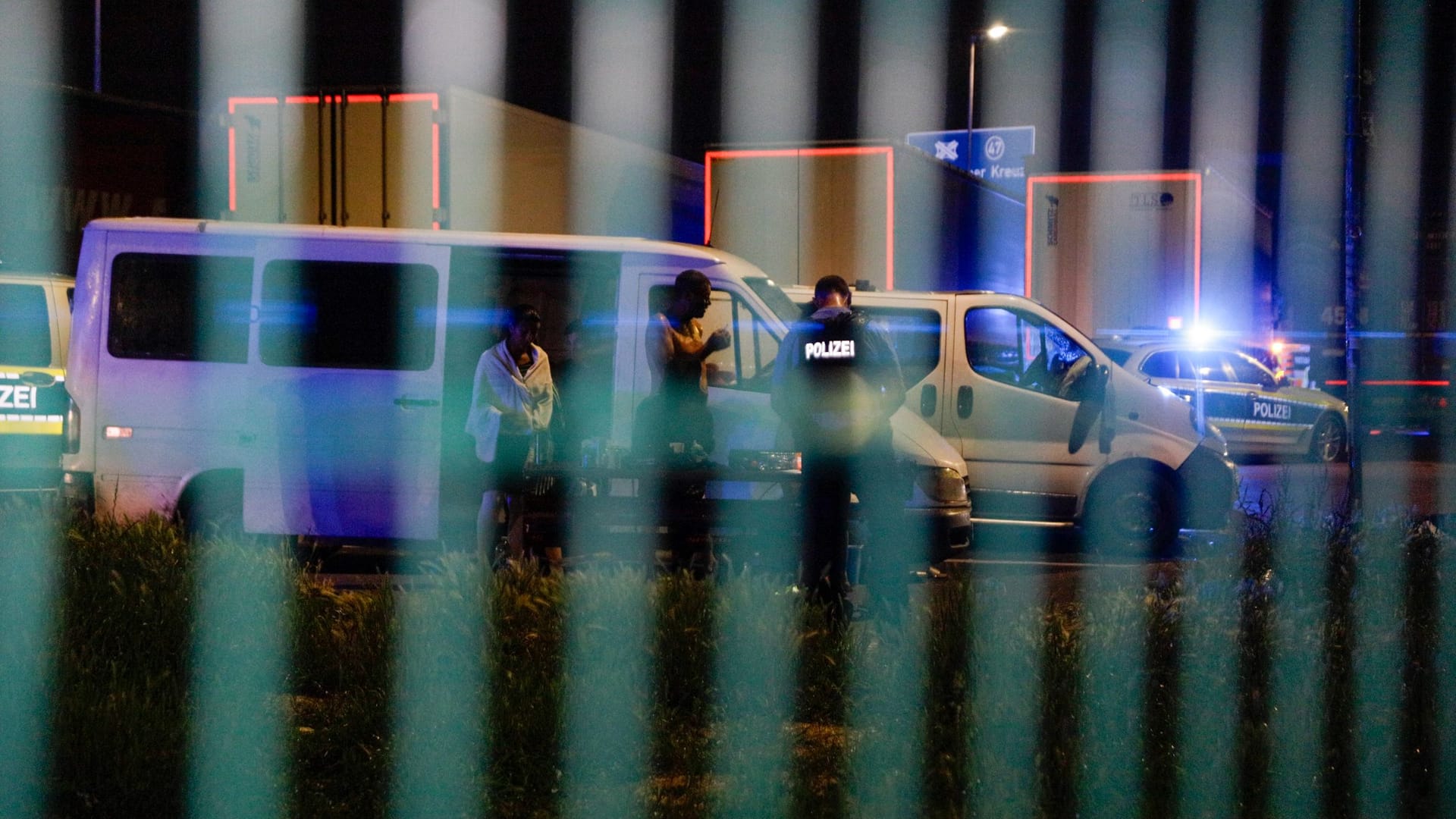 Großeinsatz nach Massenschlägerei: Am späten Samstagabend kam es auf einem Rastplatz auf der A3 höhe Bad-Weilbach zu einer Massenschlägerei. Umgehen wurden Kräfte der Polizei, des Rettungsdienstes sowie der Feuerwehr hin alamiert. Vor Ort gab es verletzte Personen und die Polizei nahm beteiligte fest. Des weiteren wurden andere Personen auf dem Rastplatz kontrolliert und zu dem Vorfall befragt. Genauere Hintergründe gibt es derzeit noch nicht.