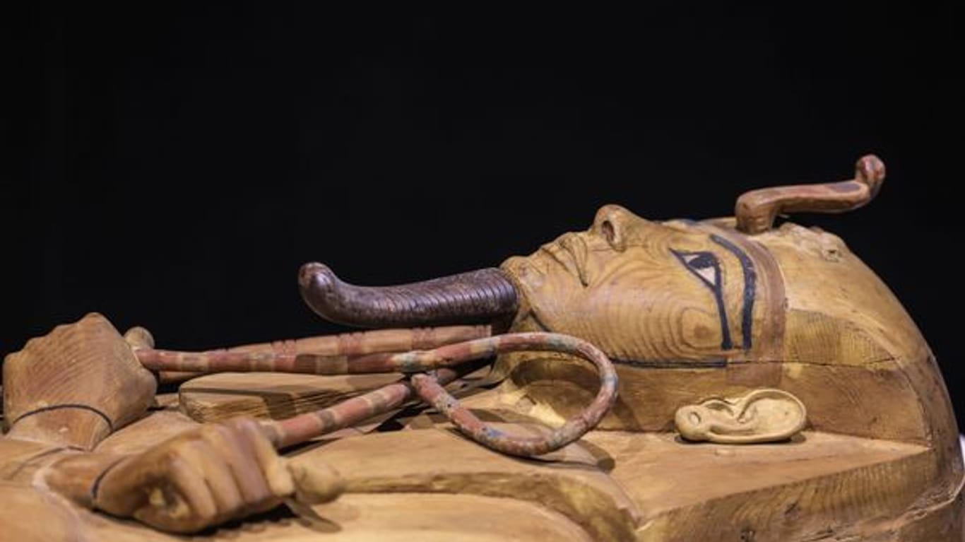 Der Sarg von Ramses II. steht enthüllt für die Ausstellung "Ramses & das Gold der Pharaonen" im Odysseum.