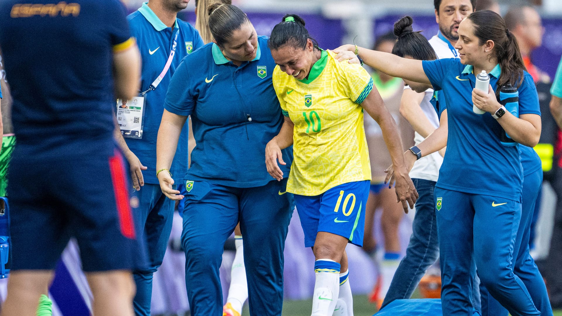 Betreuer kümmern sich um Brasiliens Fußball-Superstar, nachdem diese das Feld vorzeitig verlassen musste.