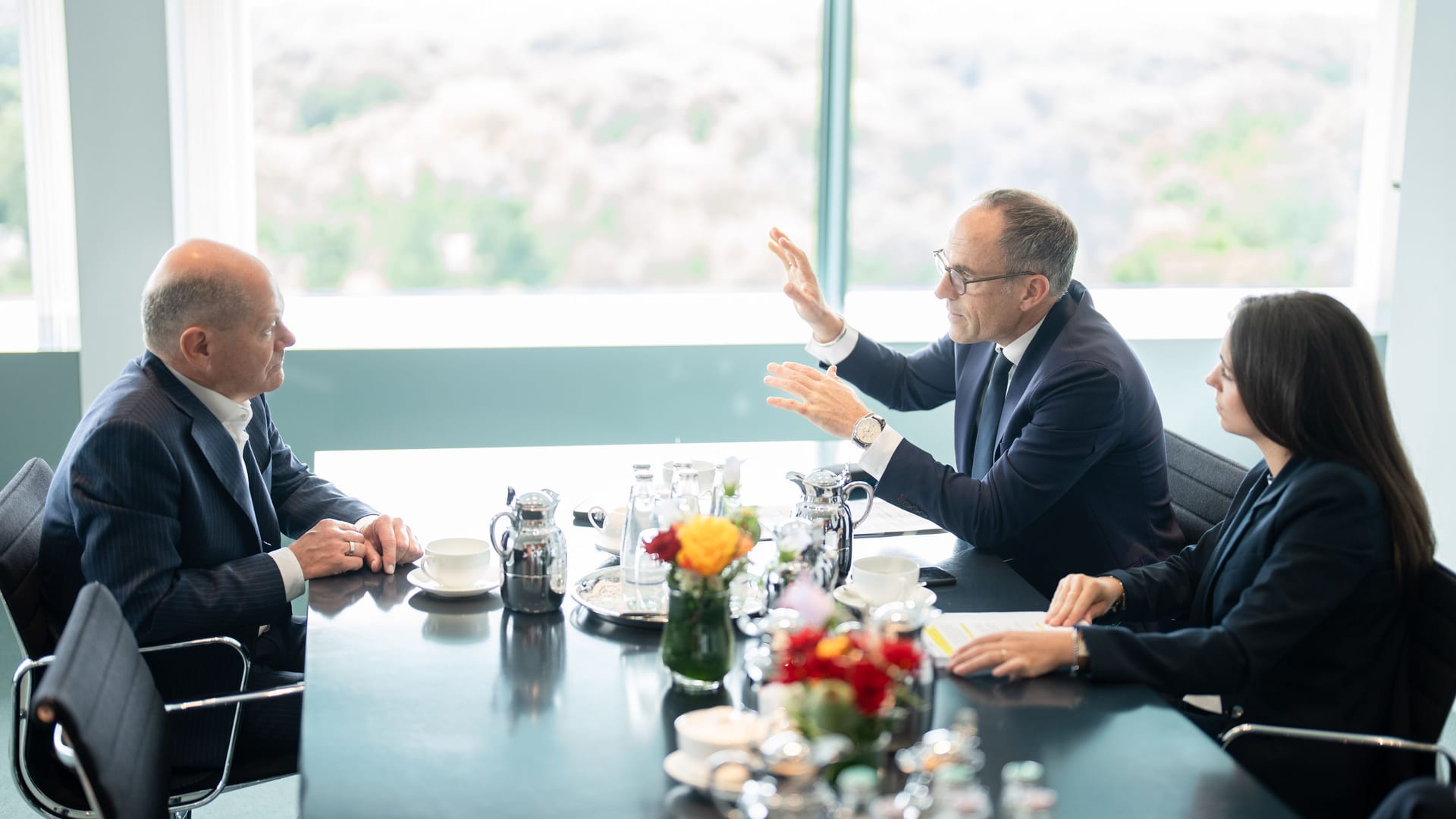 Kanzler Scholz im Gespräch mit den Redakteuren Florian Harms und Sara Sievert.