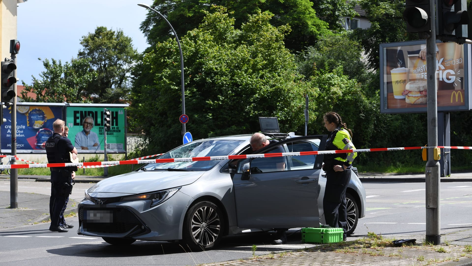 Beamte am Unfallort. Der Junge Mann kam in ein Krankenhaus.