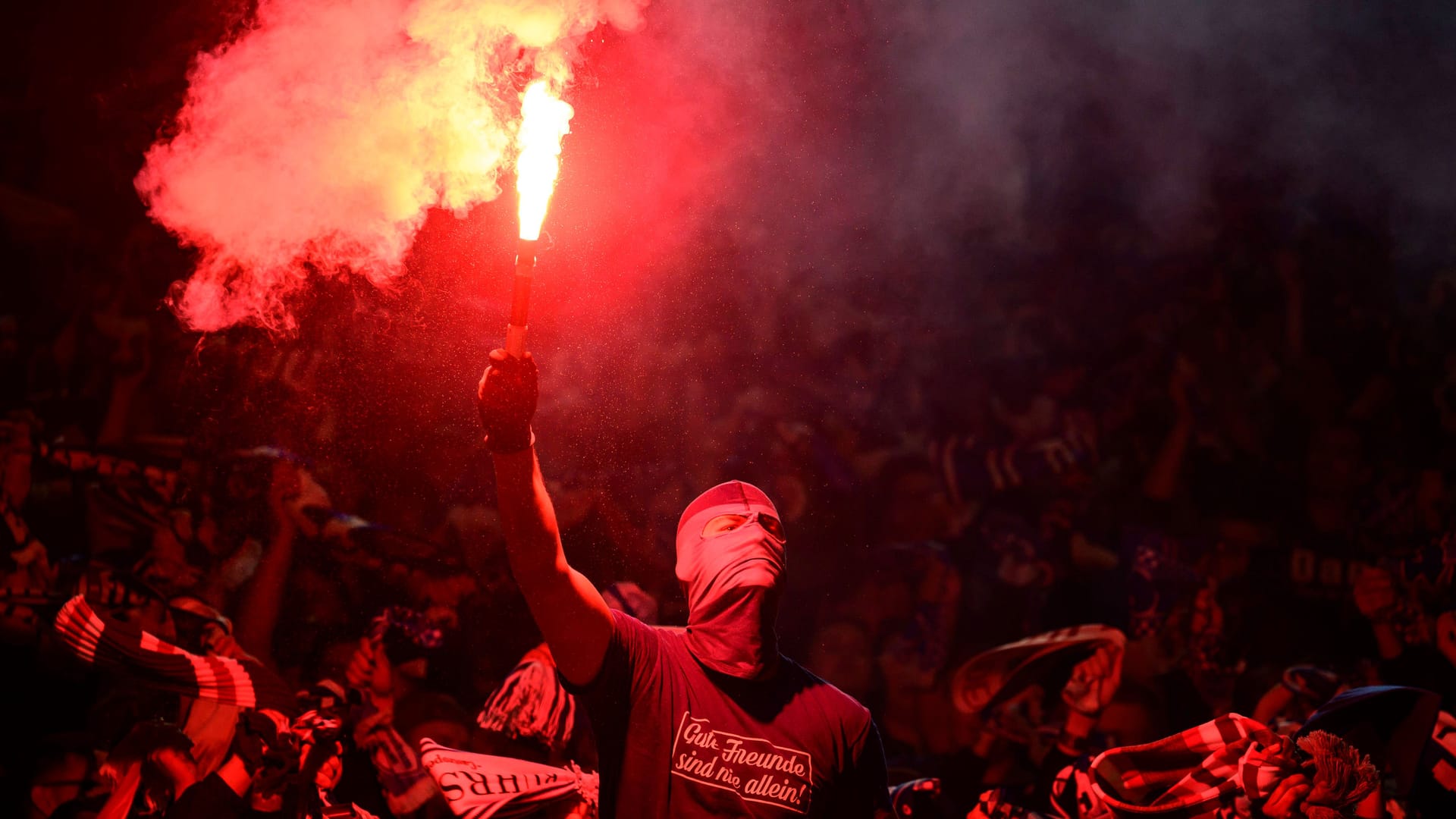 Ein Bochumer Fan: Dürfen sich die Ultras der Bundesliga-Klubs Hoffnungen machen?