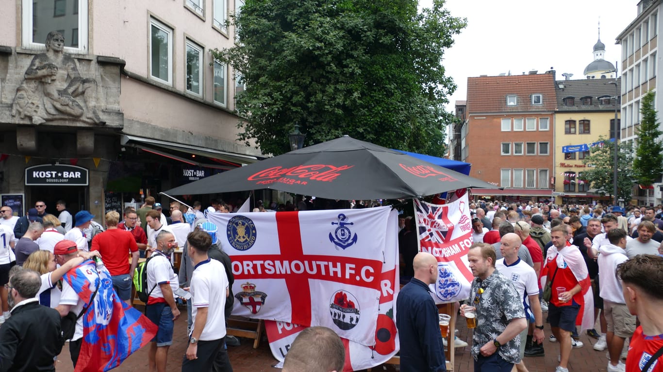 Englische Fanen hängen überall in der Stadt.