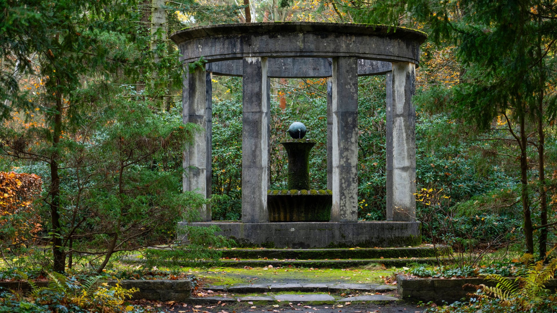 Ein Brunnen auf dem Südwestkirchhof in Stahnsdorf: Interessierte können Führungen auf der 206 Hektar großen Anlage buchen.