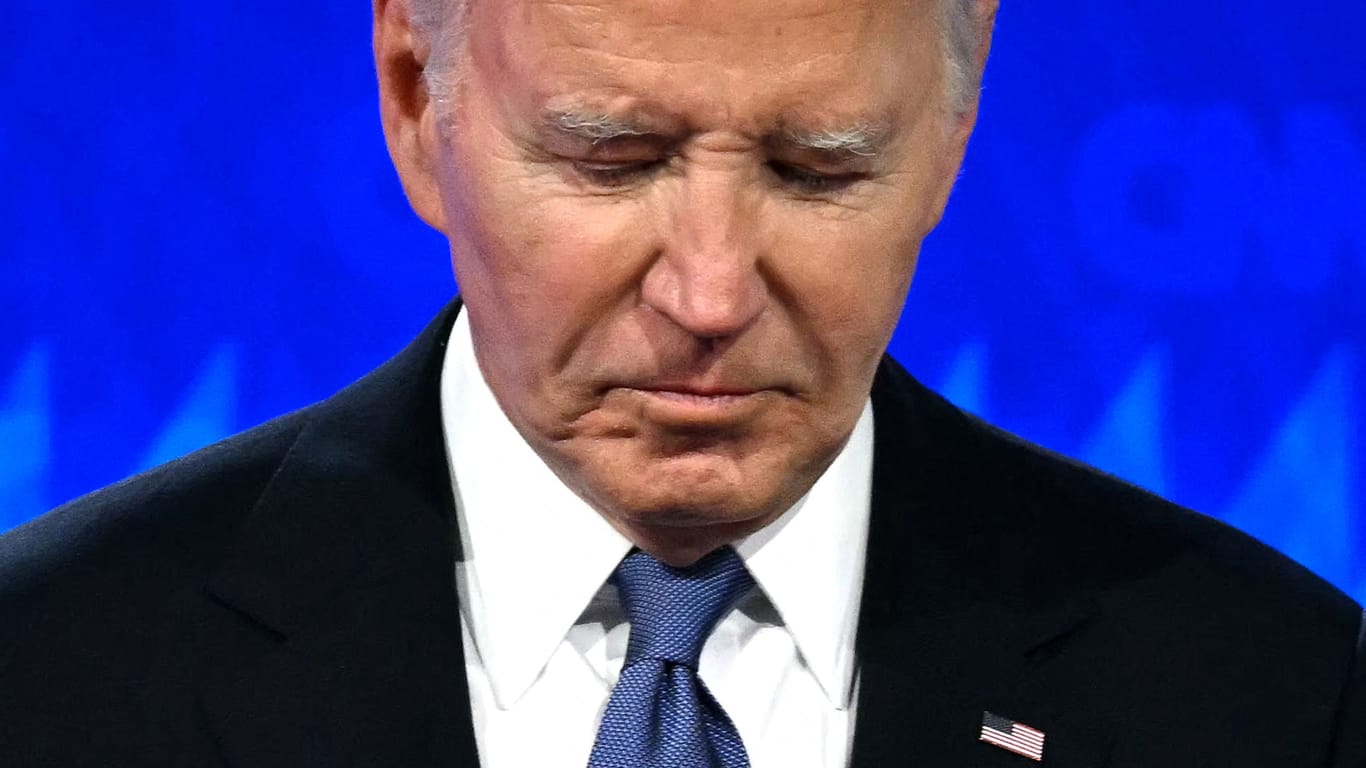 US-Präsident Joe Biden schaut während der TV-Debatte gegen Trump zu Boden.