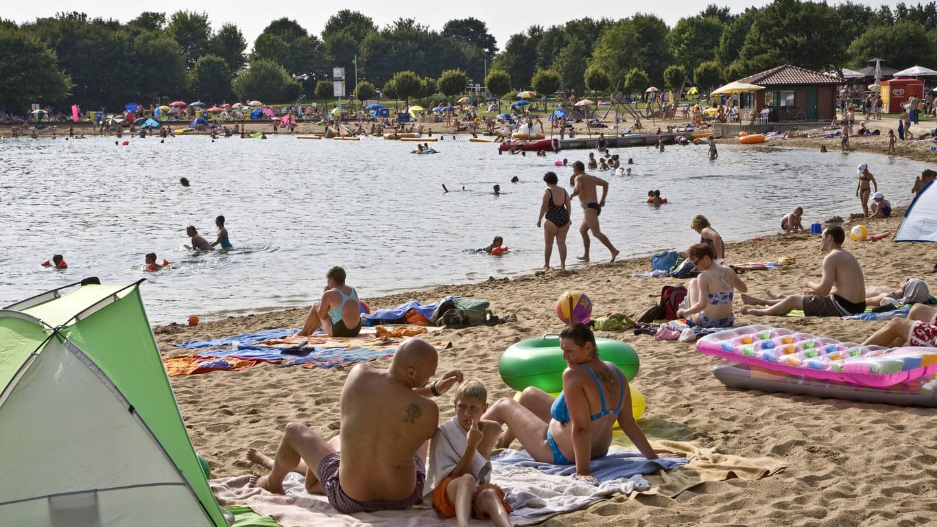 Das Naturbad Xantener Südsee: Es verfügt unter anderem über mehrere Liegewiesen, einen Familienstrand und einen separaten FKK-Strand.