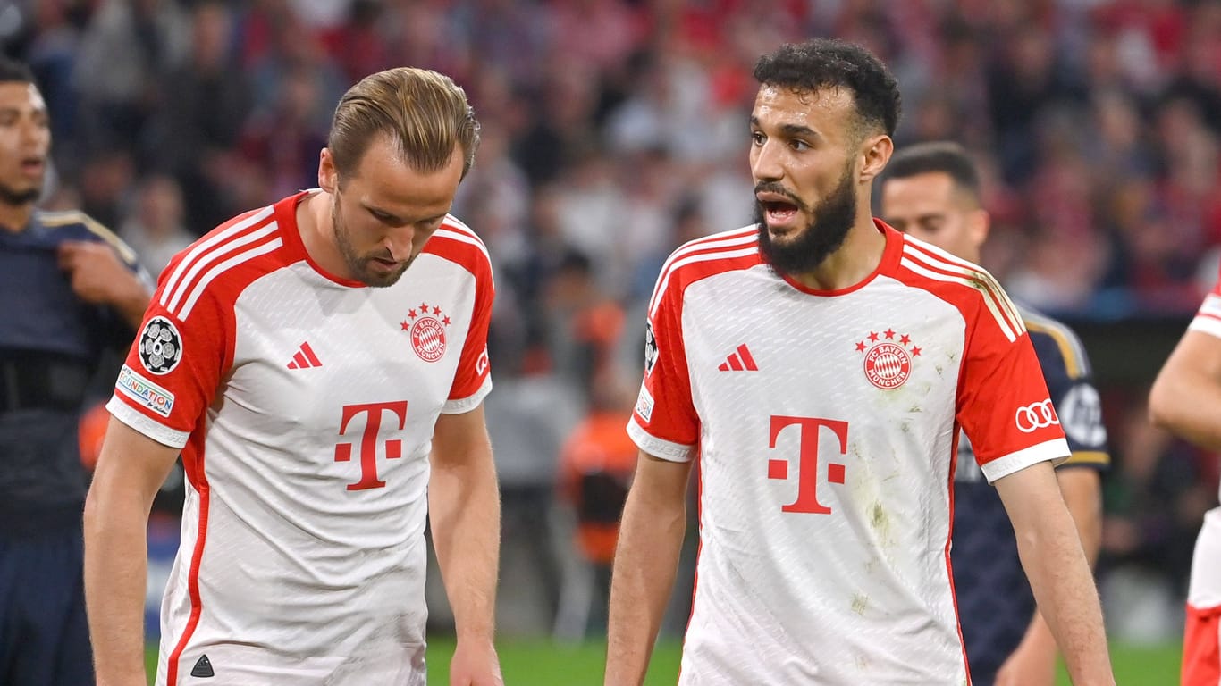 Harry Kane und Noussair Mazraoui (l.): Spielen die beiden Profis auch in der kommenden Saison zusammen in München?