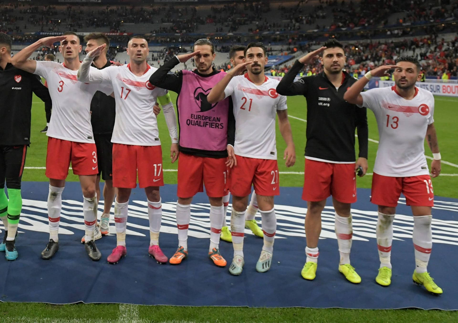Die türkischen Spieler jubelten beim 1:0-Sieg über Frankreich mit einem Militärgruß.