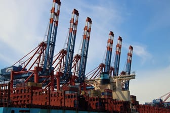 Stillstand im Hamburger Hafen am Dienstag: Die Gewerkschaft Verdi hat zu einem Warnstreik aufgerufen.