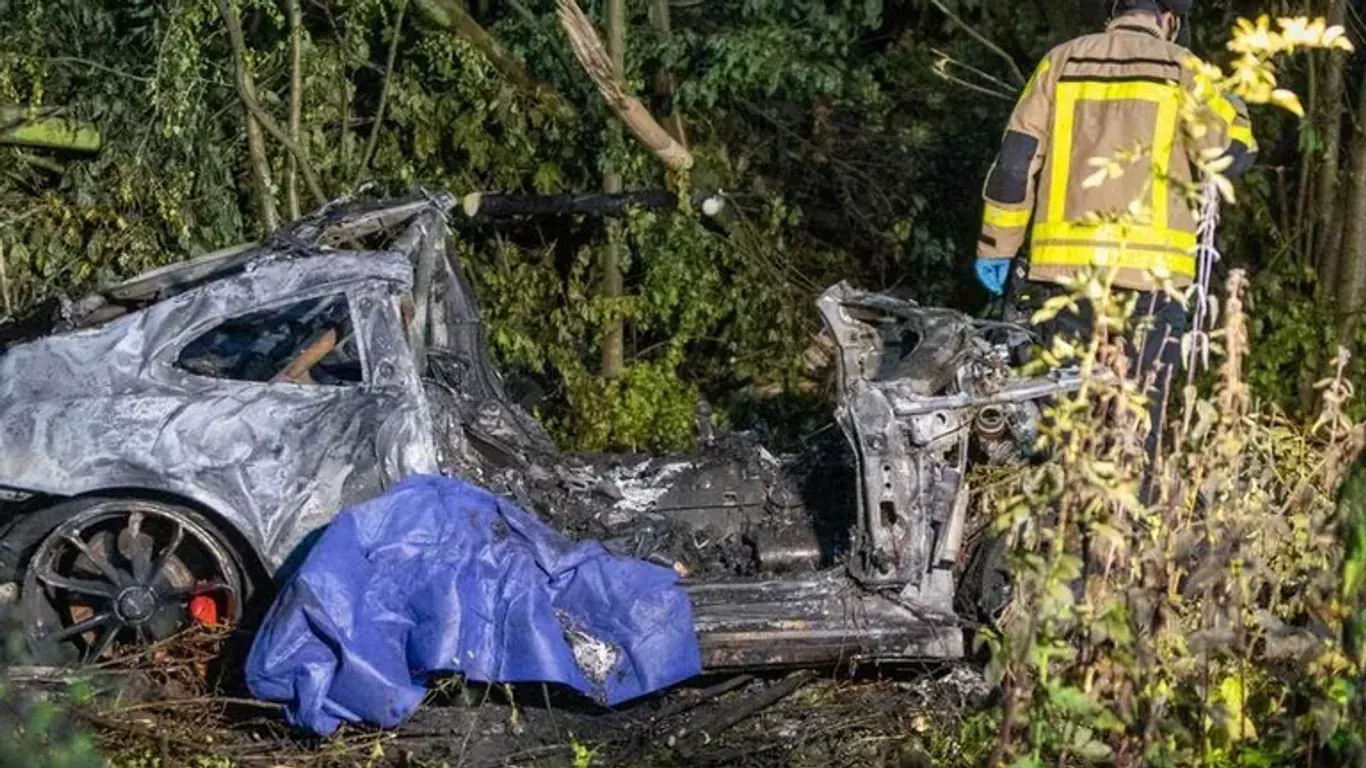 Der ausgebrannte Sportwagen: Zwei Insassen des Wagens sind bei dem Unfall ums Leben gekommen. (Quelle: Justin Brosch)