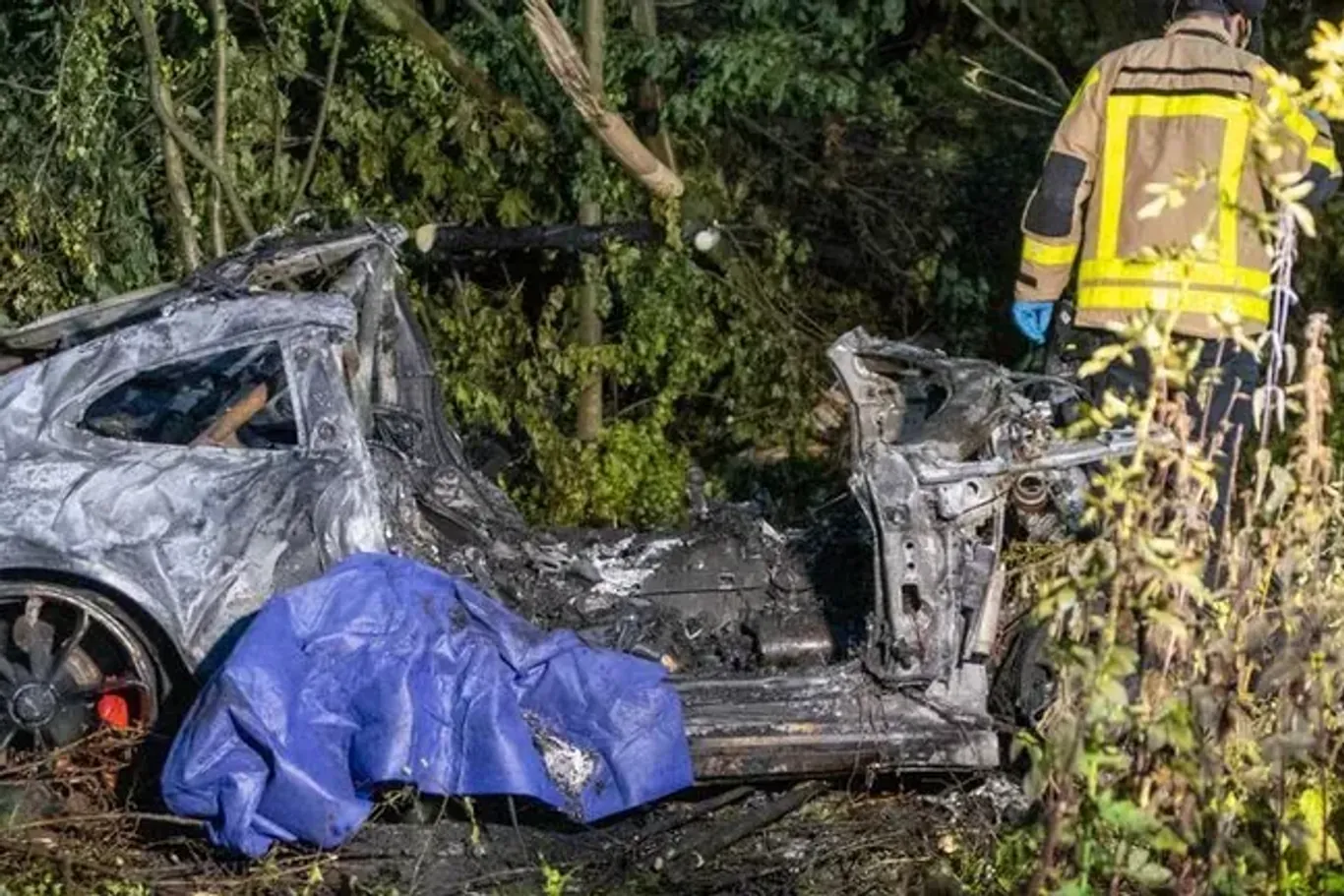 Der ausgebrannte Sportwagen: Zwei Insassen des Wagens sind bei dem Unfall ums Leben gekommen. (Quelle: Justin Brosch)