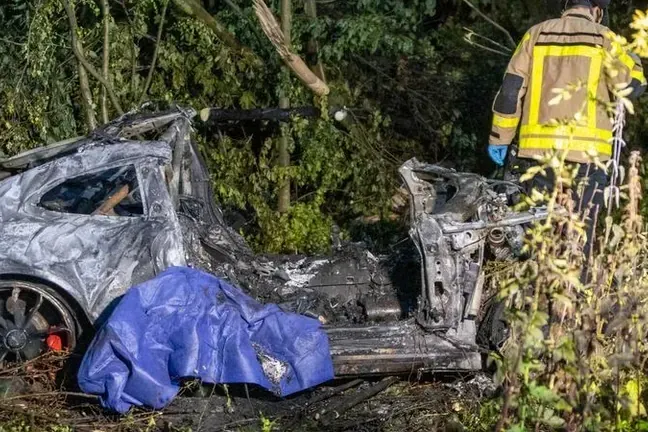 Der ausgebrannte Sportwagen: Zwei Insassen des Wagens sind bei dem Unfall ums Leben gekommen. (Quelle: Justin Brosch)