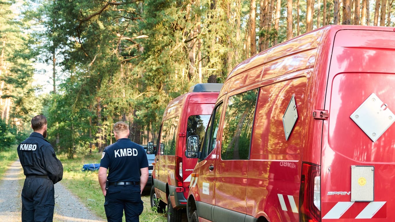 Mitarbeiter des Kampfmittelbeseitigungsdienstes: Um die Weltkriegsbombe wurde ein Sperrkreis mit einem Radius von einem Kilometer gezogen.