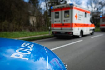 Polizei und Rettungswagen in Niedersachsen (Symbolfoto): Im Landkreis Wesermarsch ist am Mittwoch ein Mann bei einem Verkehrsunfall ums Leben gekommen.