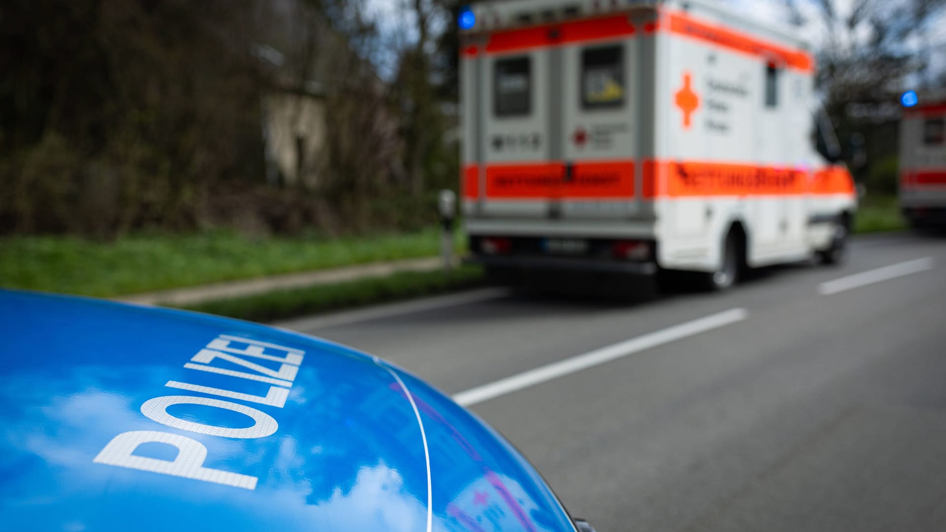 Polizei und Rettungswagen in Niedersachsen (Symbolfoto): Im Landkreis Wesermarsch ist am Mittwoch ein Mann bei einem Verkehrsunfall ums Leben gekommen.