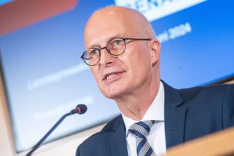 Peter Tschentscher auf einer Pressekonferenz (Archivbild): Der SPD-Politiker ist seit März 2018 Hamburger Bürgermeister.