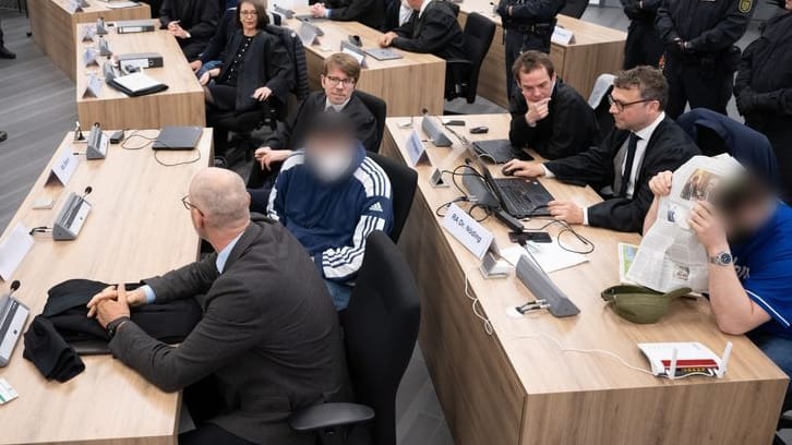 Die Angeklagten im Prozess um den Juwelenraub im Grünen Gewölbe (Archivbild): Sie erbeuteten 21 Schmuckstücke aus Diamanten und Brillianten. Die Angeklagten im Prozess um den Juwelenraub im Grünen Gewölbe (Archivbild): Sie erbeuteten 21 Schmuckstücke aus Diamanten und Brillianten.