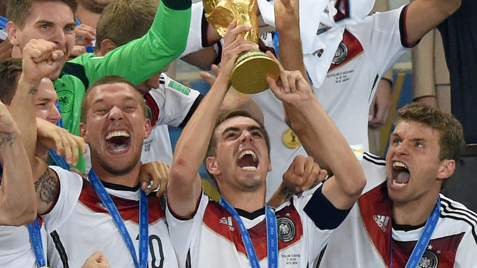 Philipp Lahm mit dem WM-Pokal