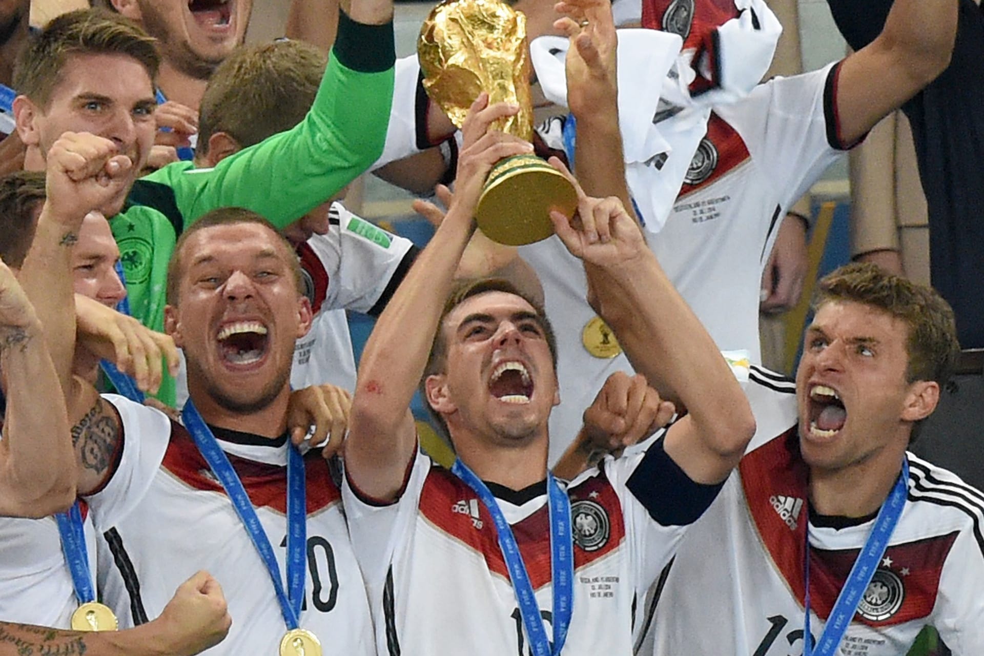 Philipp Lahm mit dem WM-Pokal