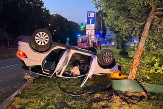 Der demolierte Seat Arona liegt nach dem Zusammenprall mit einer Laterne auf dem Dach: Die drei Insassen wurden schwer verletzt.